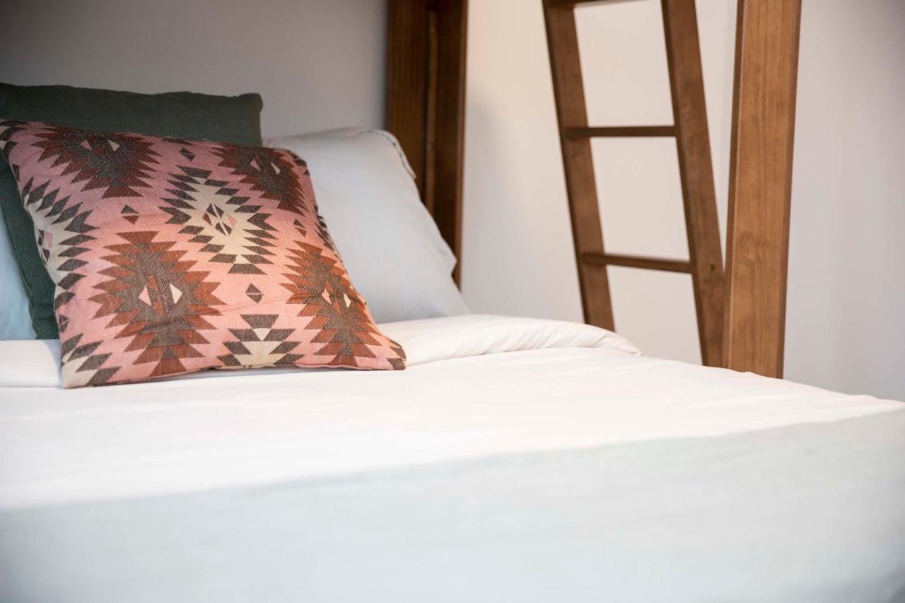 Le Refuge - Revelstoke Condo With Hot Tub Bagian luar foto